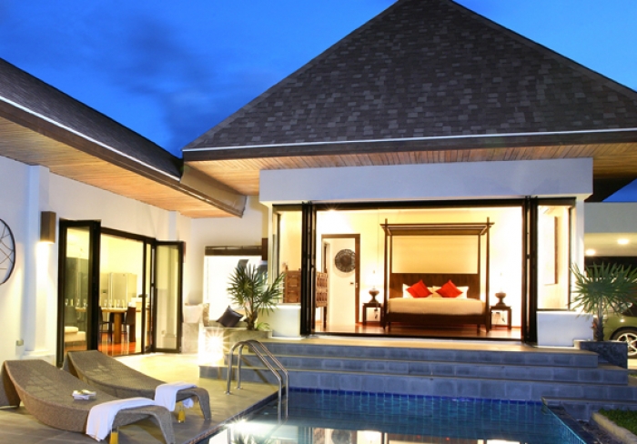 Luxury pool villa walking distance to NaiHarn beach